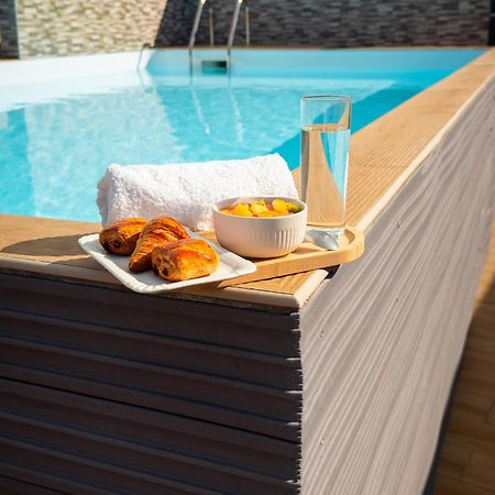 Evasion En Plein Coeur De La Ville Studio Jacuzzis Sauna Et Piscine Au Centre De بورت لويس المظهر الخارجي الصورة
